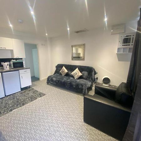 Beautiful 3-Bed Apartment In Merthyr Tydfil Exteriör bild