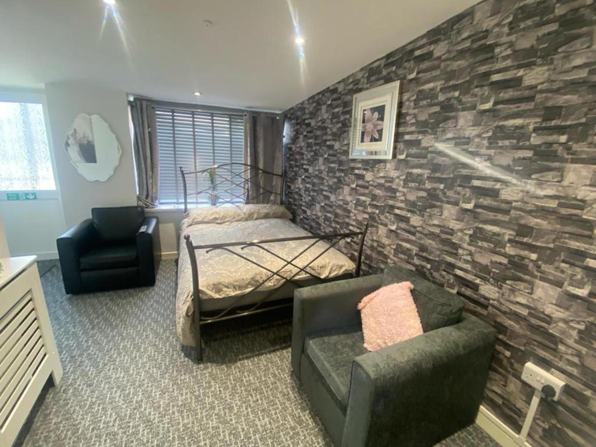 Beautiful 3-Bed Apartment In Merthyr Tydfil Exteriör bild